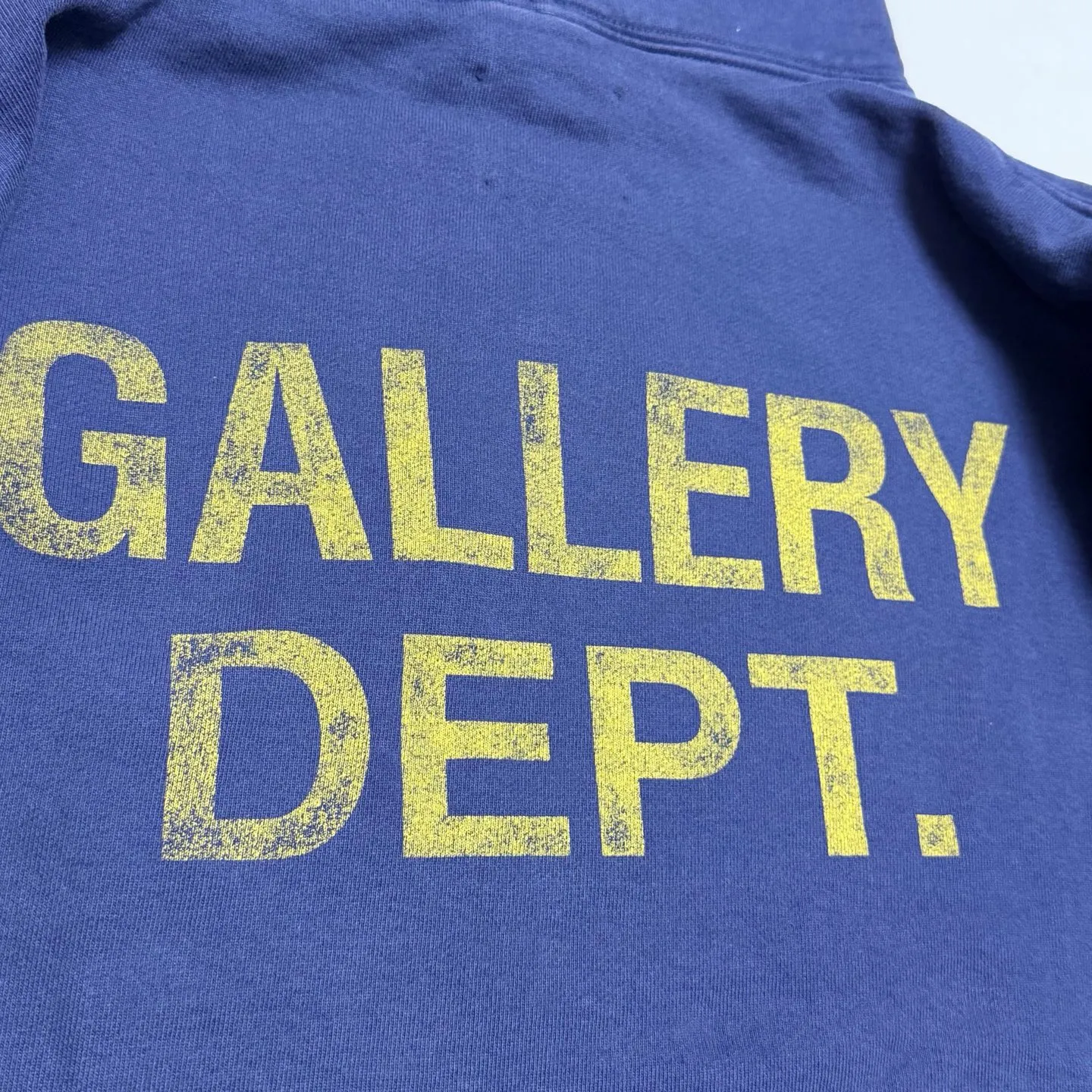 More details GALLERY DEPT. PAINT LOGO HOODIE/Vintage Navy Purple English graffiti distressed hoodie Purple S-XL Front GD ENGLISH logo Enlarged back logo Ready-made garments with printed wash and distressed Made with faded distressed texture "Art on Display" pattern patches on the cuffs All drawn with ink by old craftsmen Original mold opening Custom woven and dyed fabrics Perfect reproduction of the correct version